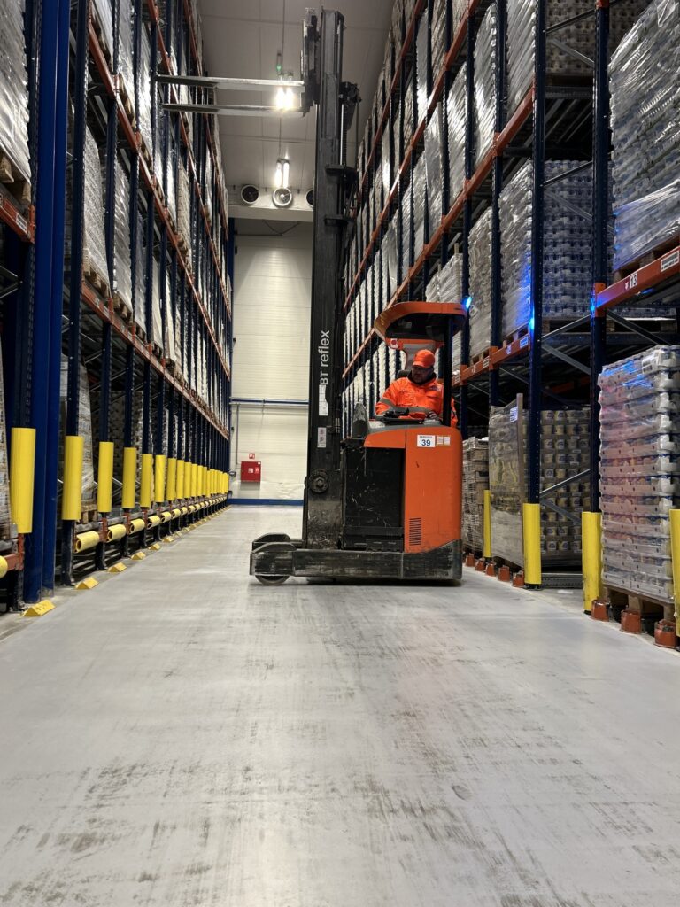 Superrovná podlaha v expedičním skladu